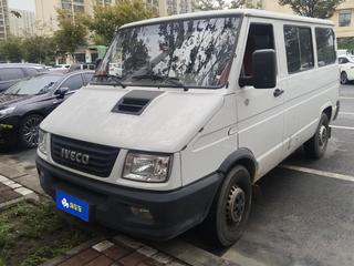 依维柯得意 A35-M1 2.5T 手动 客车短轴低顶单胎手动门 