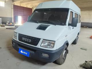 依维柯得意 A35-M1 2.5T 手动 客车短轴中顶单胎手动门 