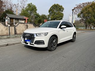 奥迪Q5L 40TFSI 2.0T 自动 荣享时尚型 