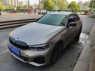 宝马3系 325i 2.0T 自动 改款M运动曜夜套装 