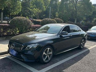 奔驰E级 E300L 2.0T 自动 运动时尚型 