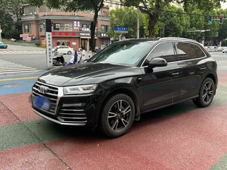 奥迪Q5L 40TFSI 2.0T 自动 改款荣享时尚型 