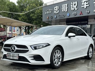 奔驰A级 A200L 1.3T 自动 运动轿车时尚型 