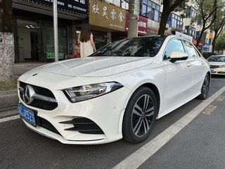 奔驰A级 A180L 1.3T 自动 运动轿车版 