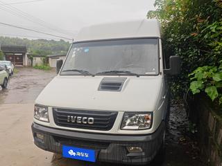 依维柯得意 A35 2.5T 手动 客车双轮胎中顶 